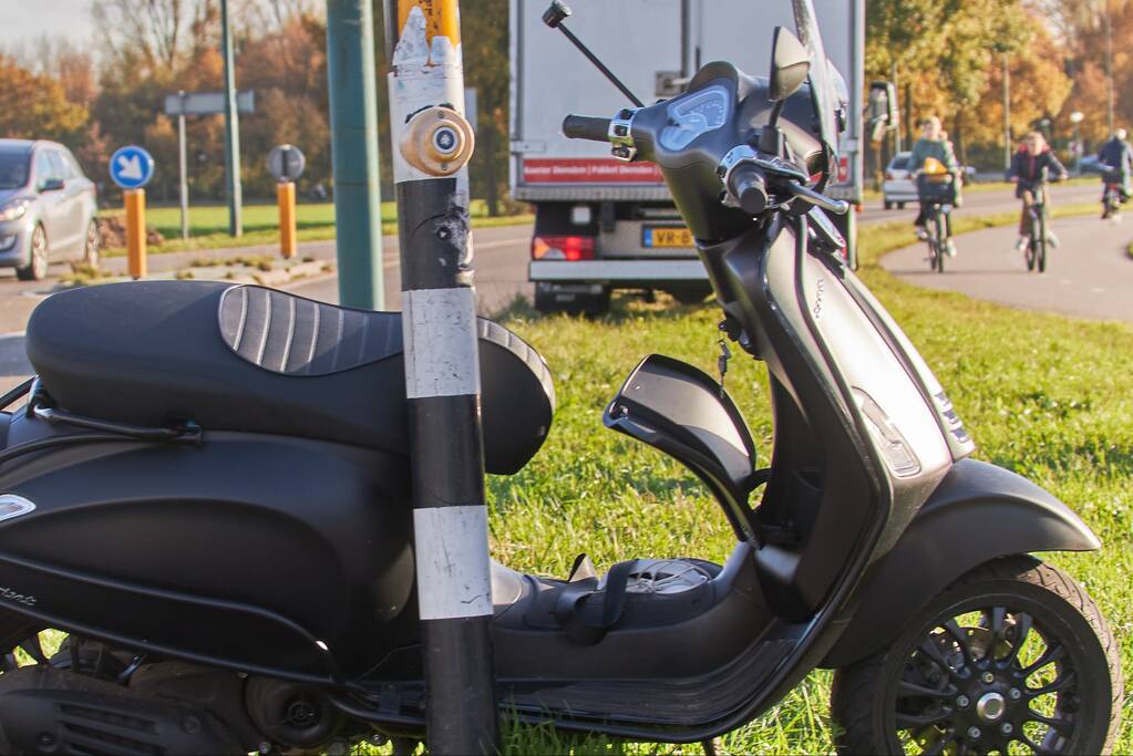 Scooterrijder gewond bij aanrijding met bestelbus