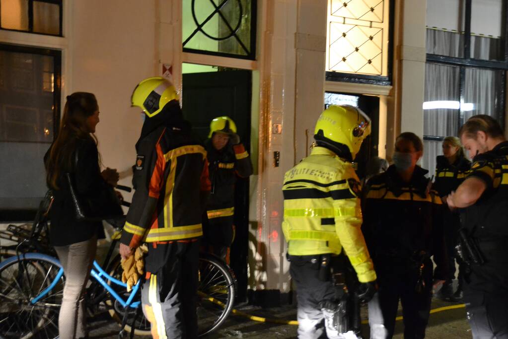Brandweer blust brand in keuken
