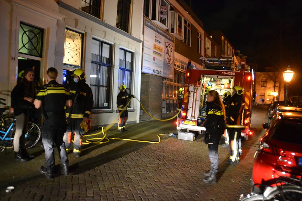 Brandweer blust brand in keuken