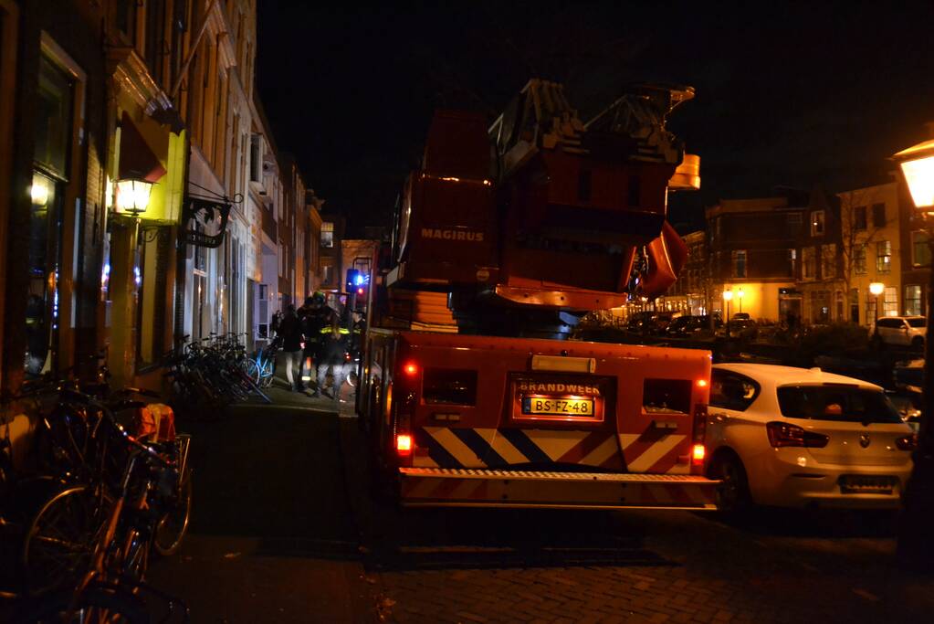 Brandweer blust brand in keuken