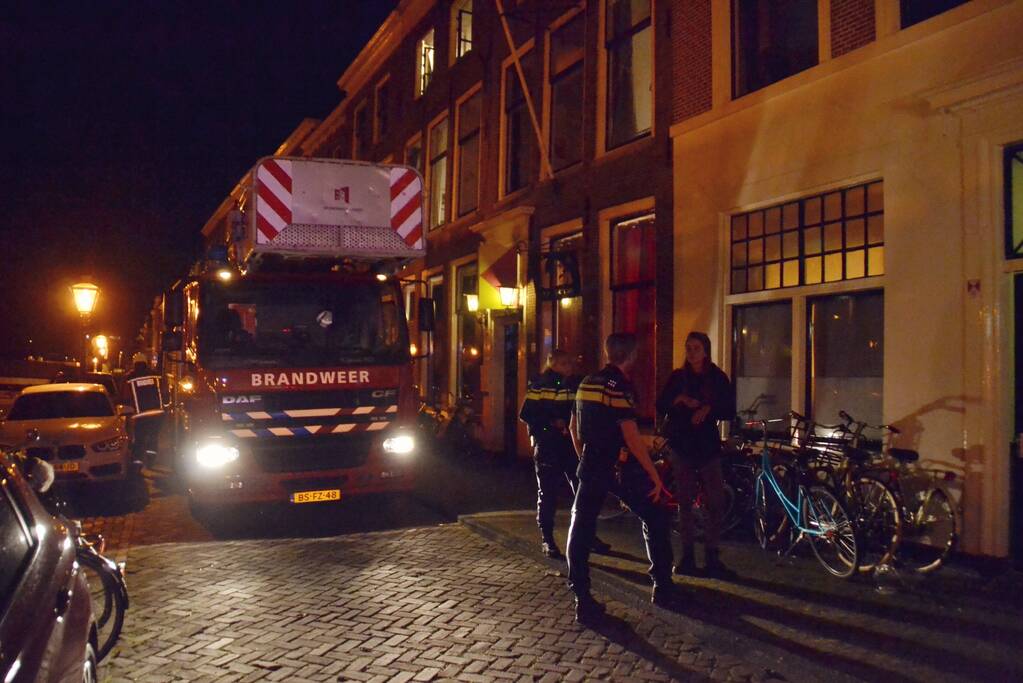 Brandweer blust brand in keuken