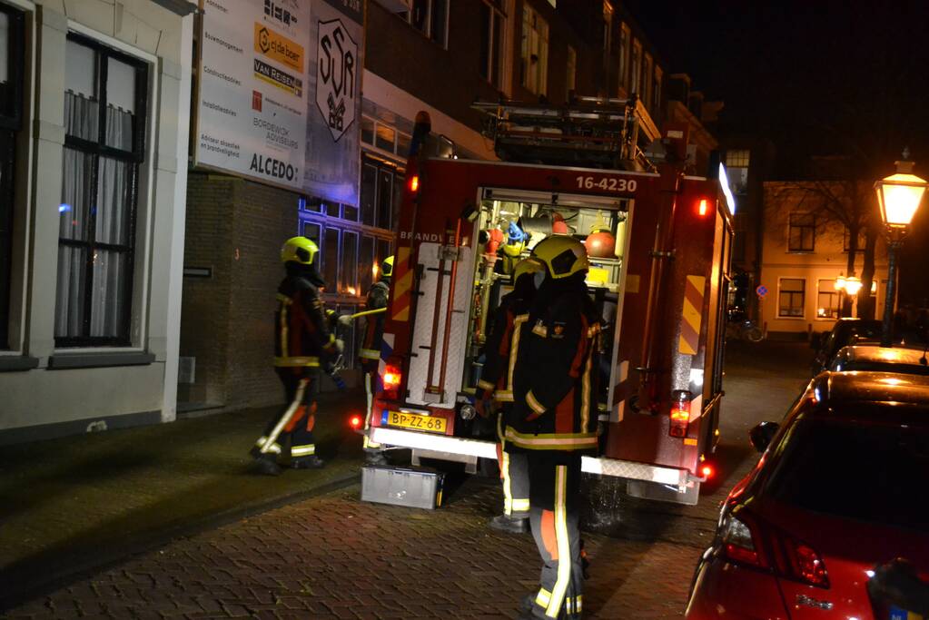 Brandweer blust brand in keuken