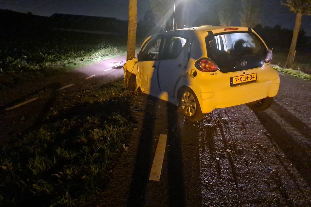 Auto rijdt tegen lantaarnpaal en komt tot stilstand tegen boom