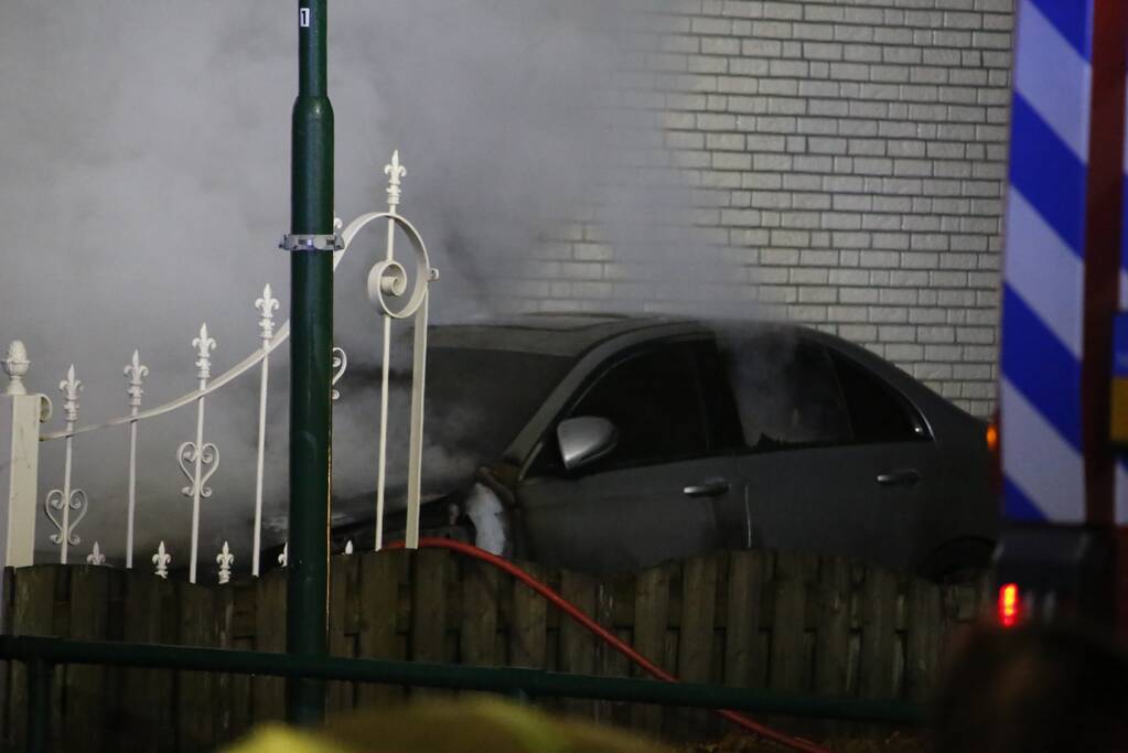 Autobrand slaat over naar woning, een gewonde