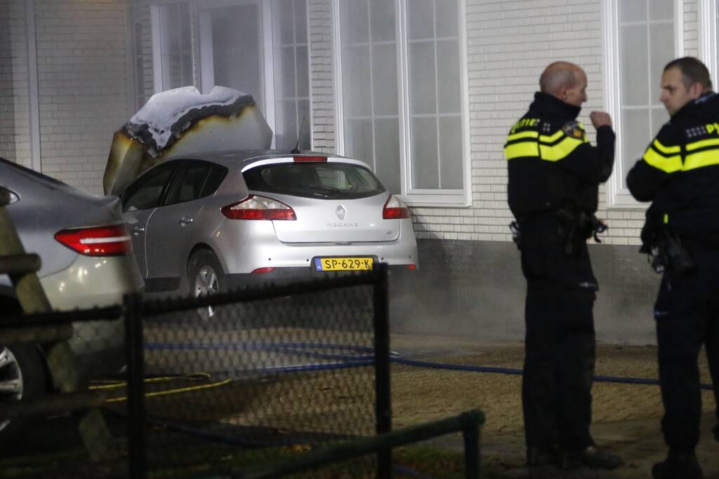 Autobrand slaat over naar woning, een gewonde