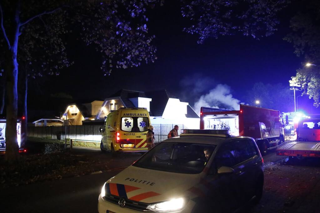 Autobrand slaat over naar woning, een gewonde