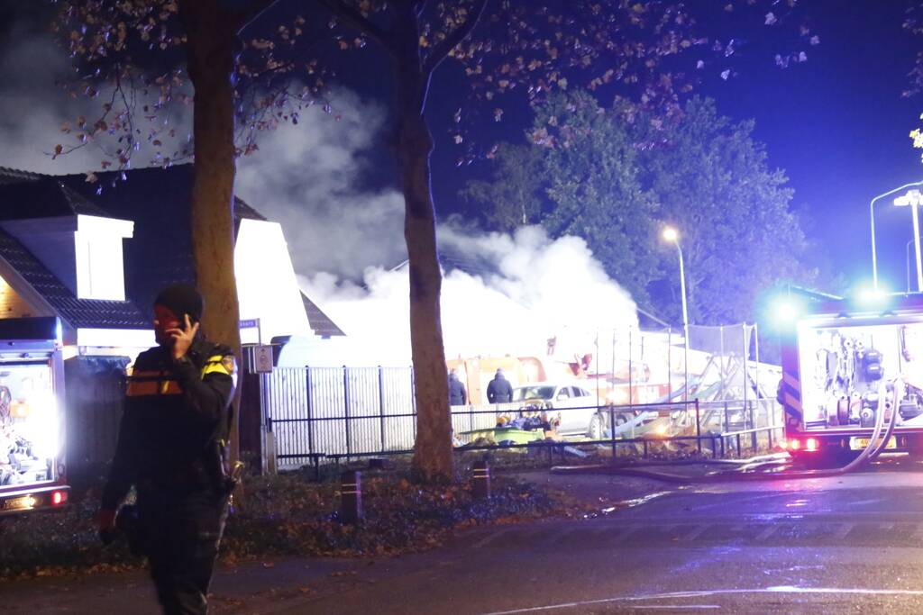 Autobrand slaat over naar woning, een gewonde