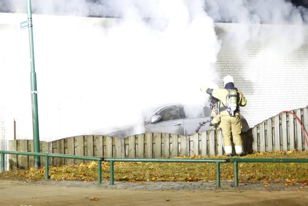 Autobrand slaat over naar woning, een gewonde