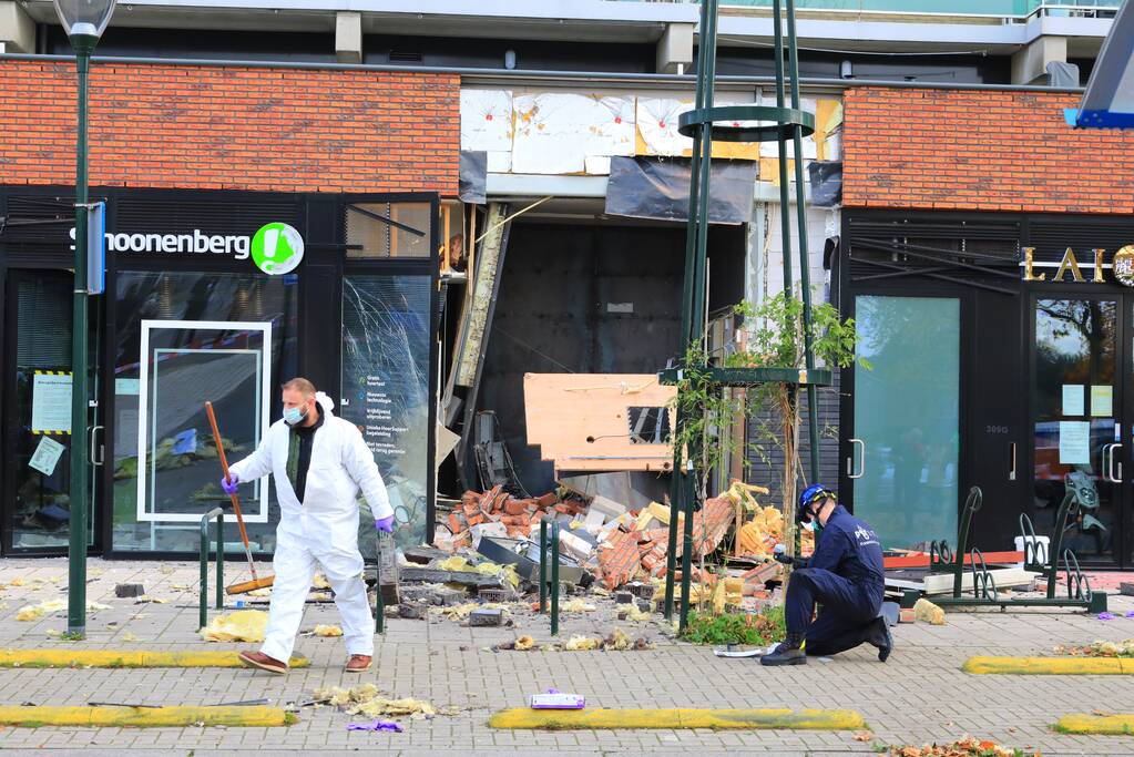 Ravage na plofkraak in het winkelcentrum