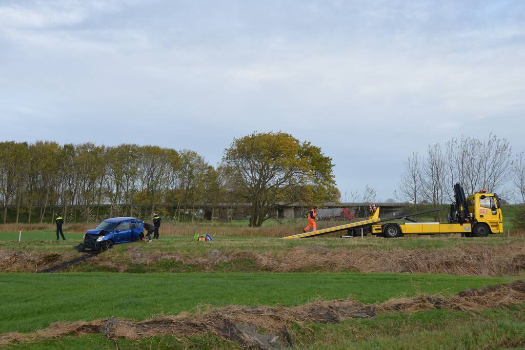 Personenauto belandt in sloot