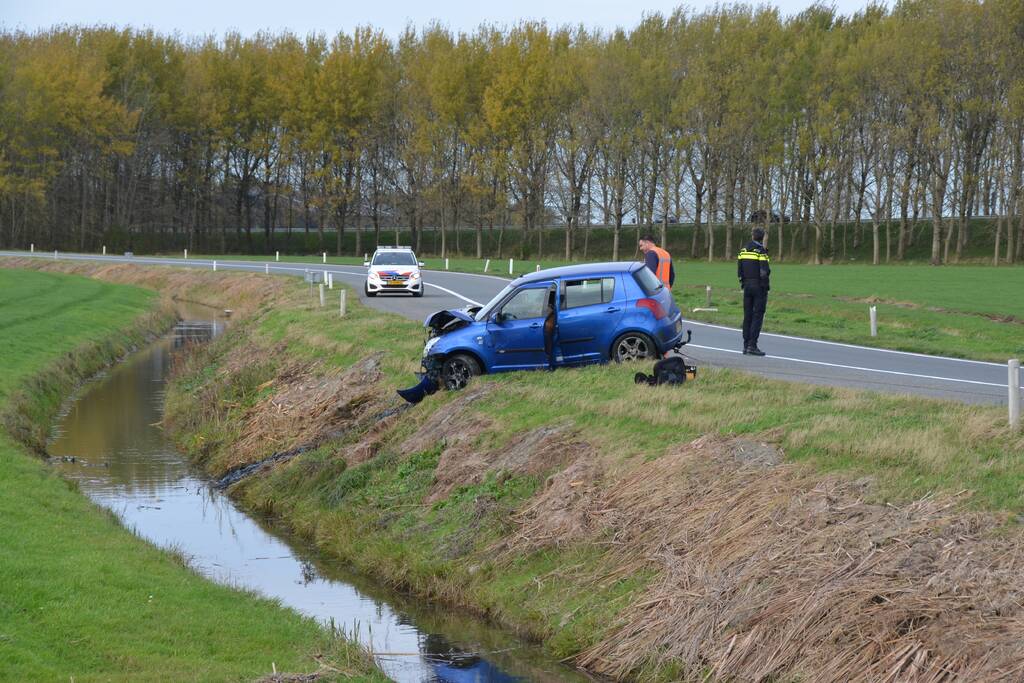 Personenauto belandt in sloot