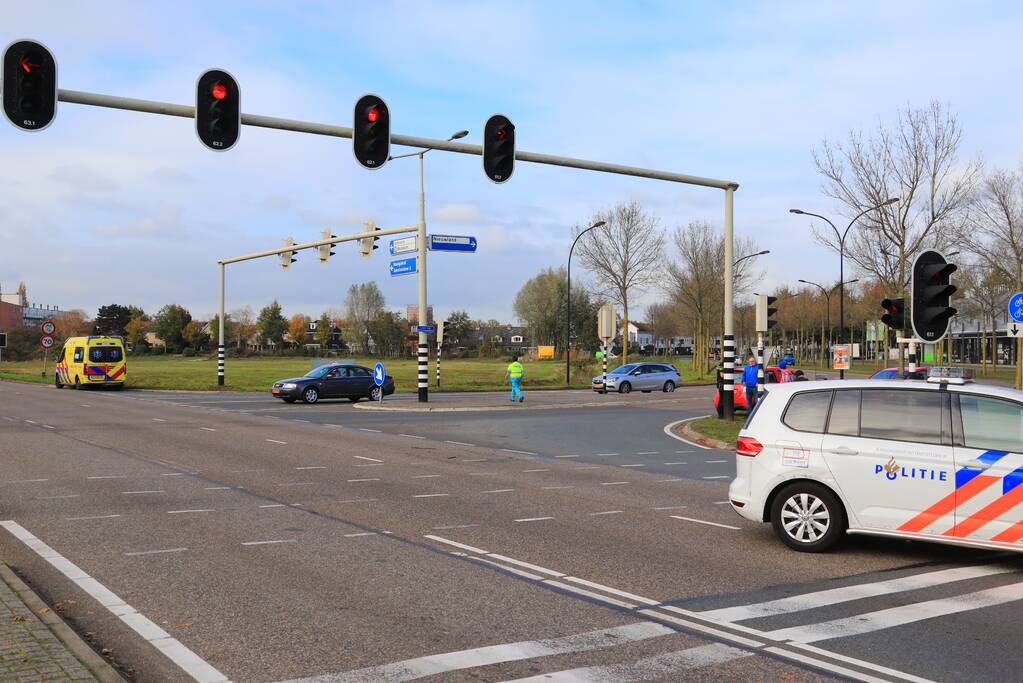 Twee auto's botsen op kruising