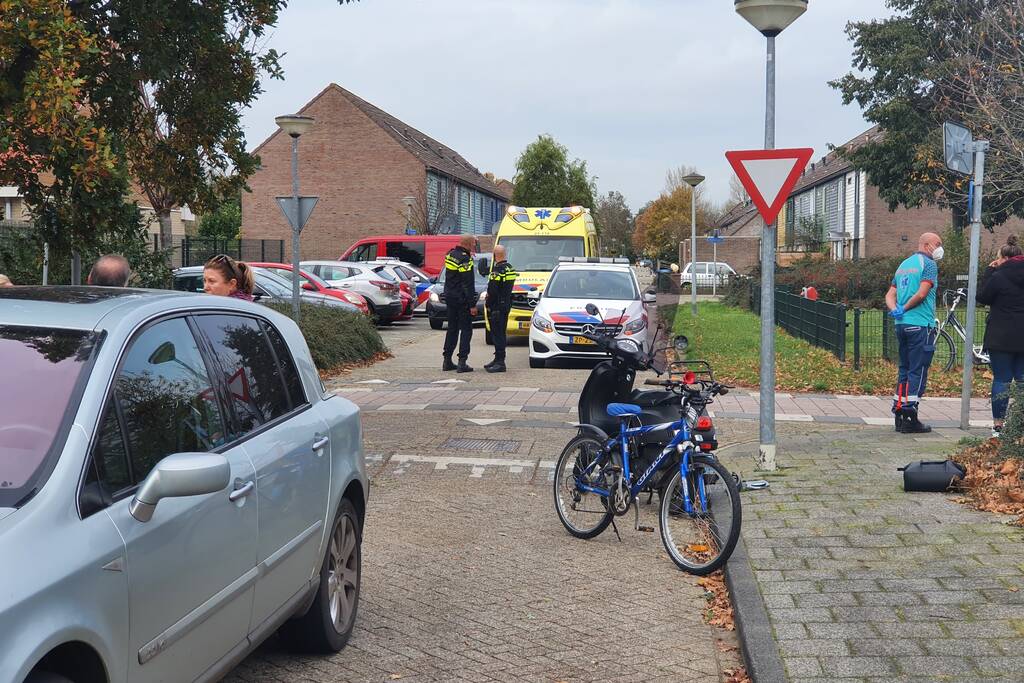 Scooterrijdster gewond na aanrijding met auto