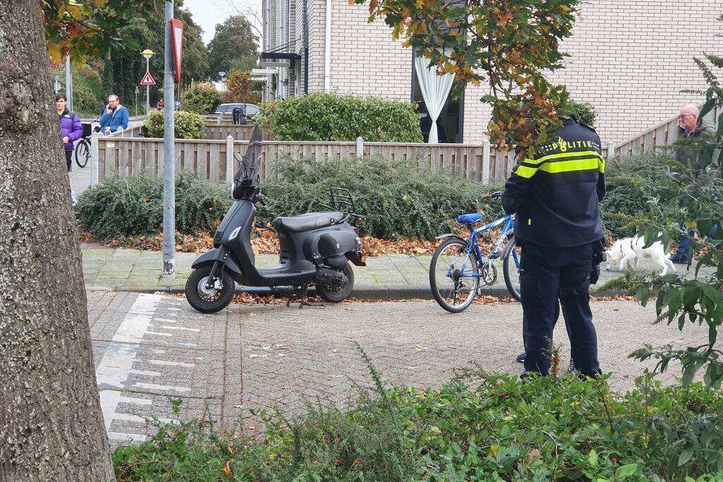Scooterrijdster gewond na aanrijding met auto