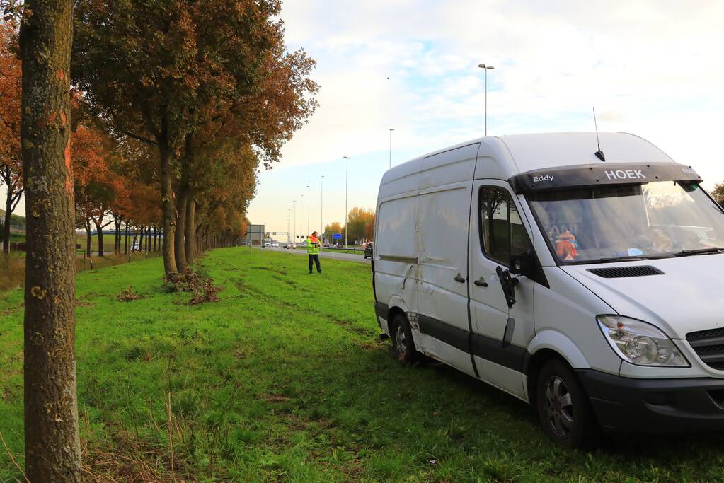 Bestuurder van bestelbus valt in slaap en schampt boom