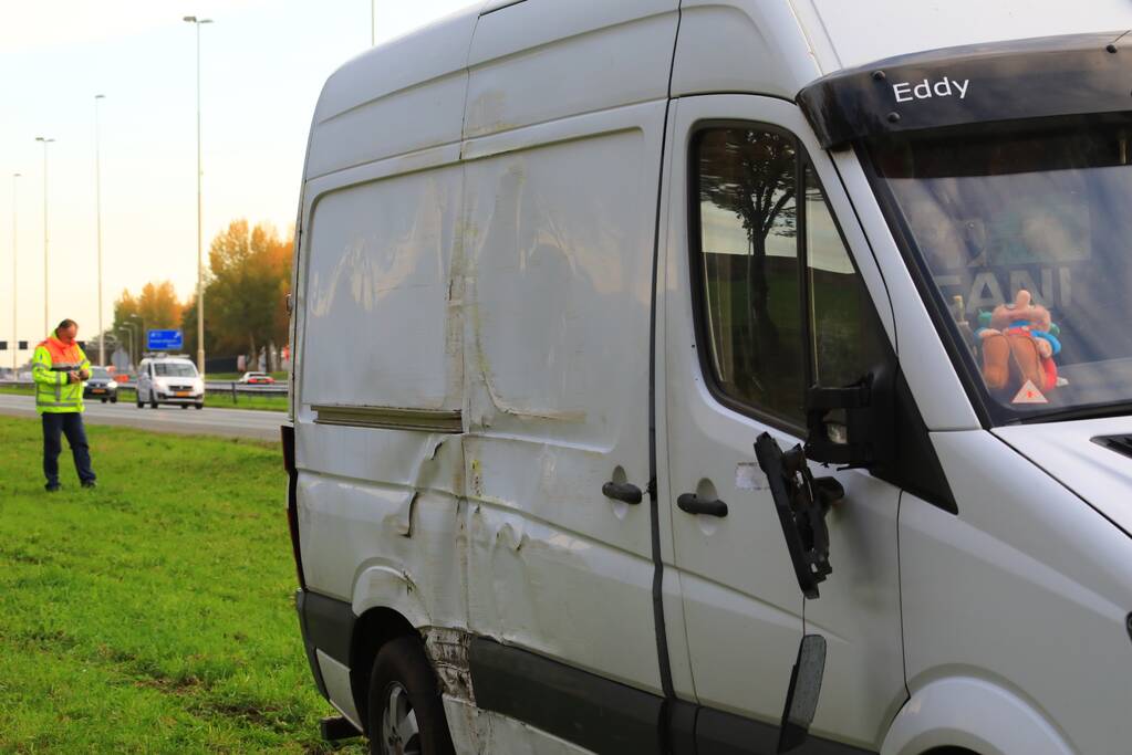 Bestuurder van bestelbus valt in slaap en schampt boom