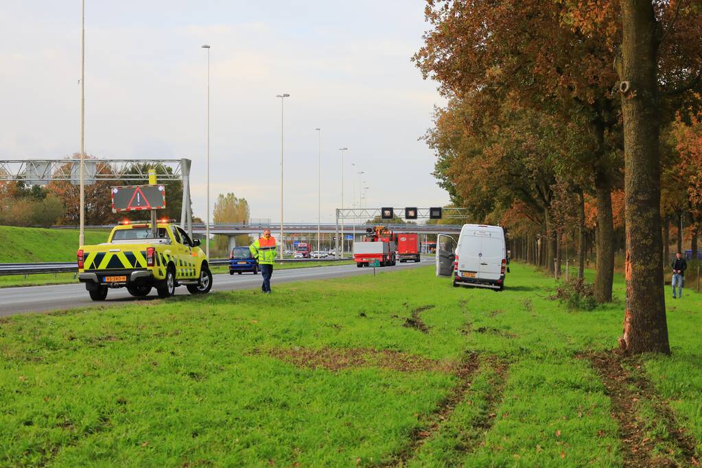 Bestuurder van bestelbus valt in slaap en schampt boom