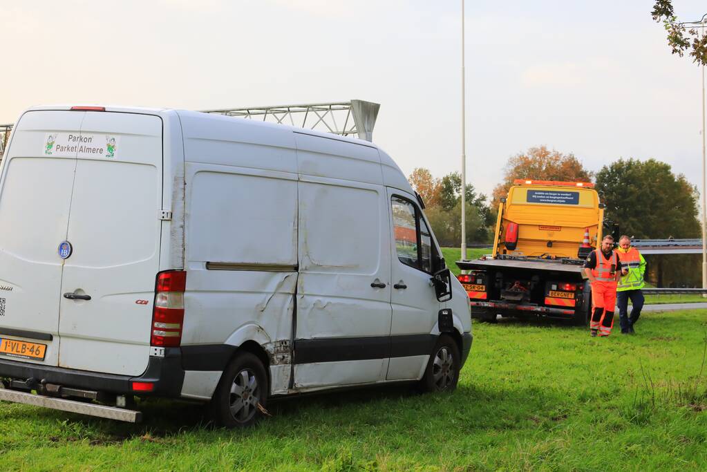 Bestuurder van bestelbus valt in slaap en schampt boom