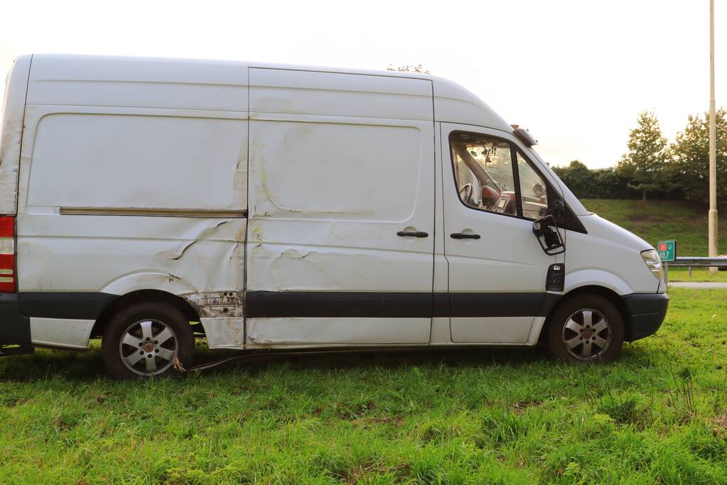 Bestuurder van bestelbus valt in slaap en schampt boom