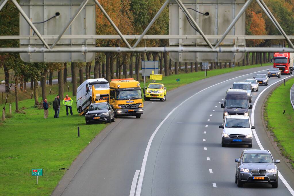 Bestuurder van bestelbus valt in slaap en schampt boom