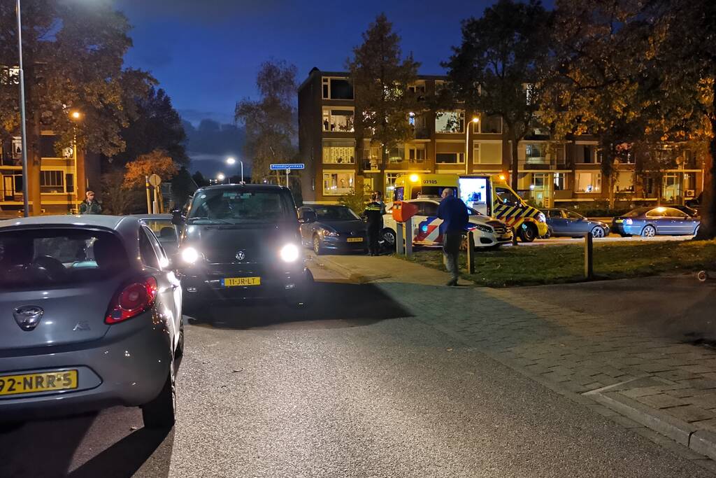 Man gewond na aanrijding met bestelbus