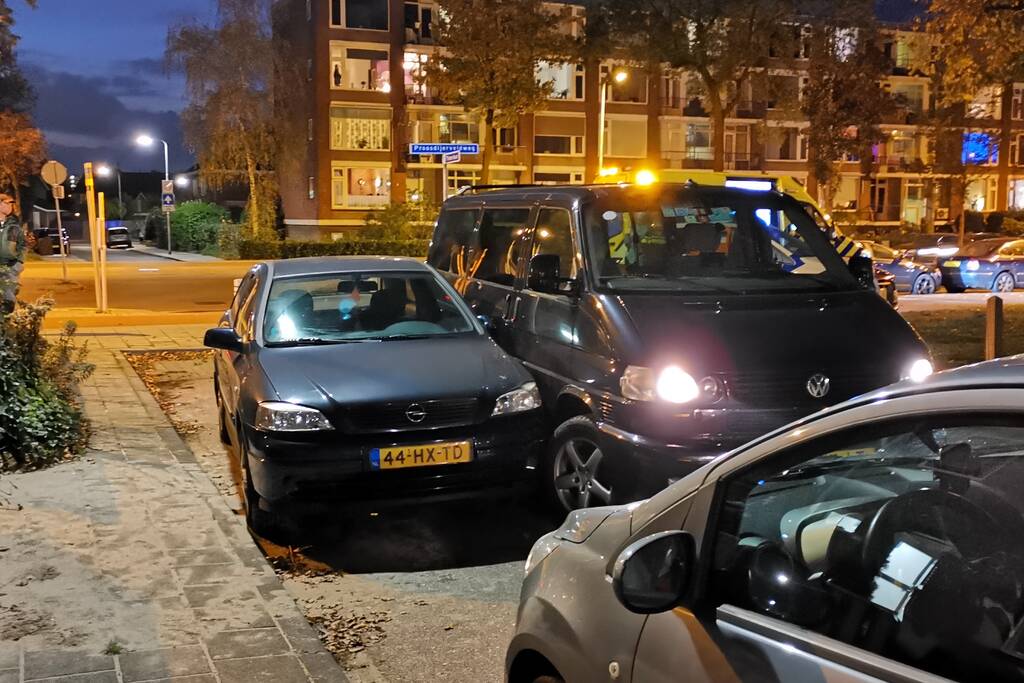 Man gewond na aanrijding met bestelbus