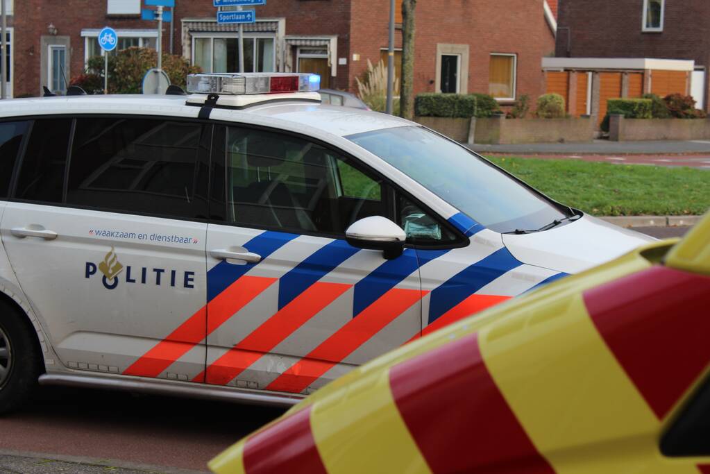 Fietsster op rotonden aangereden door bestelbus