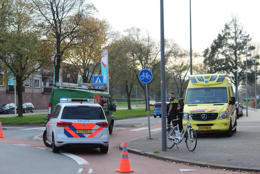 Fietsster op rotonden aangereden door bestelbus