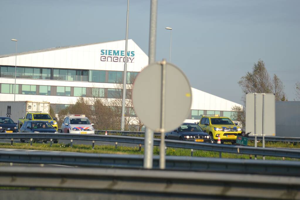 Personenauto heeft schade na botsing tegen vangrail