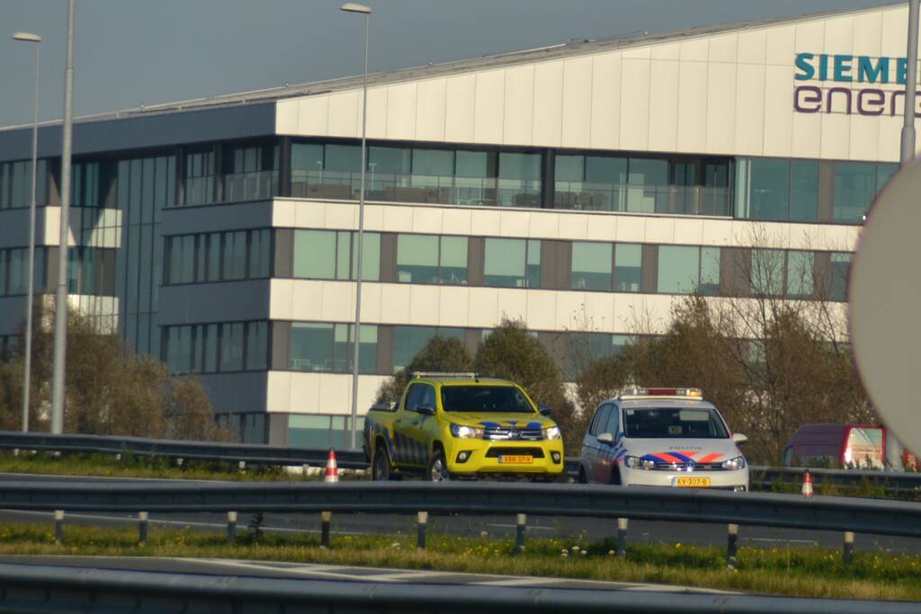 Personenauto heeft schade na botsing tegen vangrail