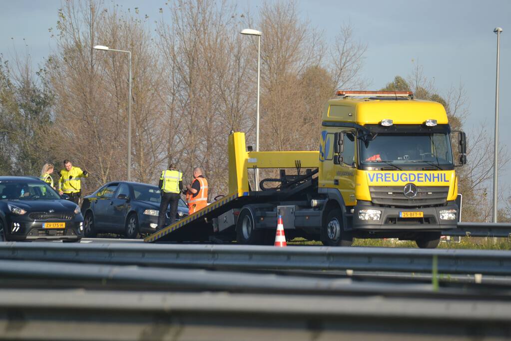 Personenauto heeft schade na botsing tegen vangrail