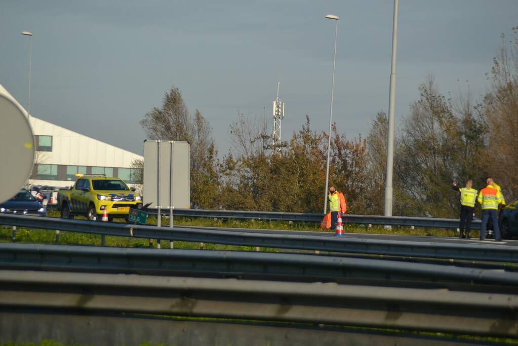 Personenauto heeft schade na botsing tegen vangrail