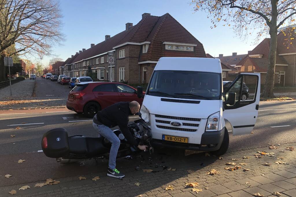 Motor botst frontaal op afslaande bestelbus