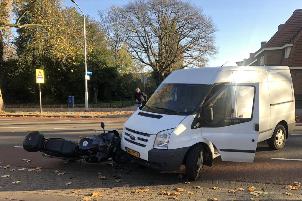 Motor botst frontaal op afslaande bestelbus