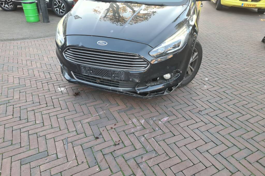 Personenauto komt in botsing met scooter