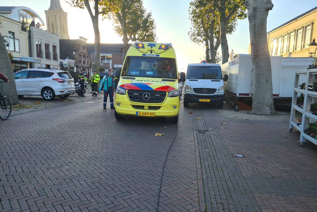 Personenauto komt in botsing met scooter