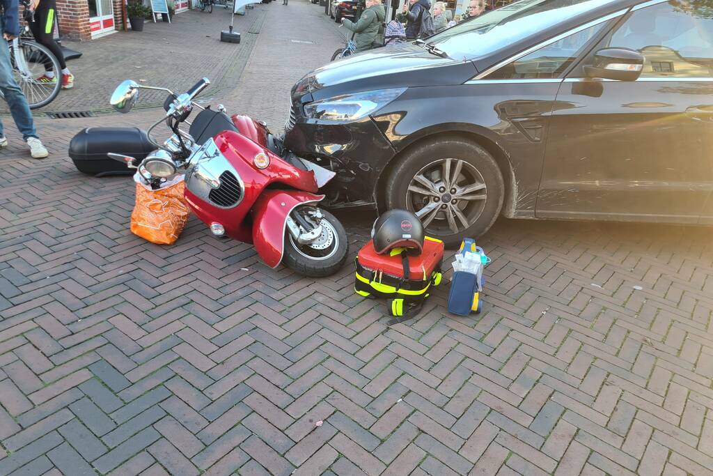 Personenauto komt in botsing met scooter