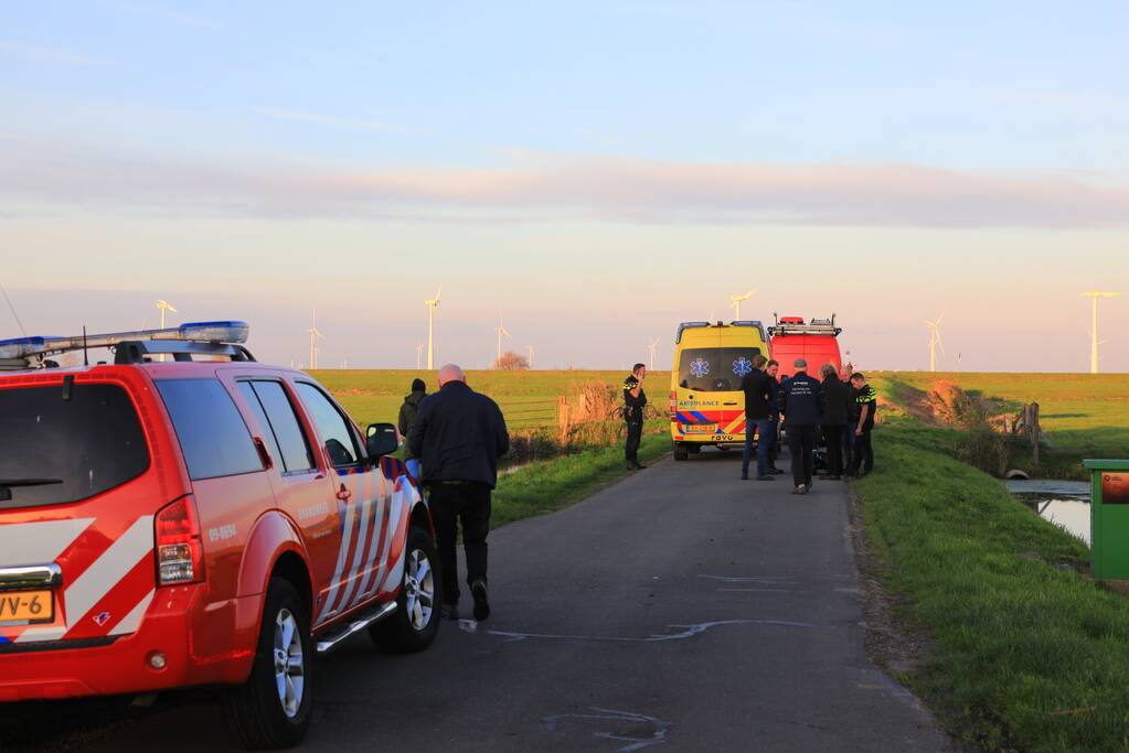 Man met scootmobiel te water