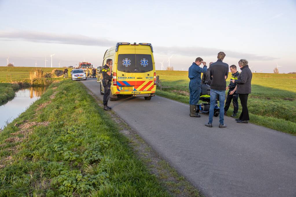 Man met scootmobiel te water