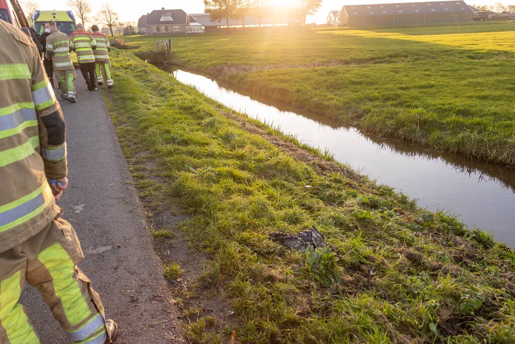 Man met scootmobiel te water