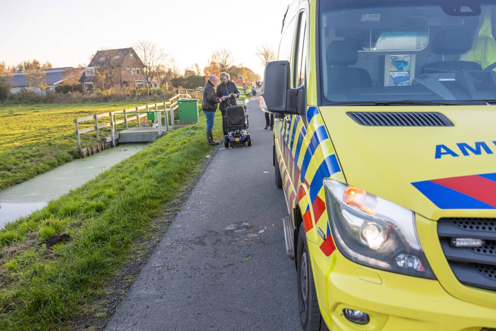 Man met scootmobiel te water