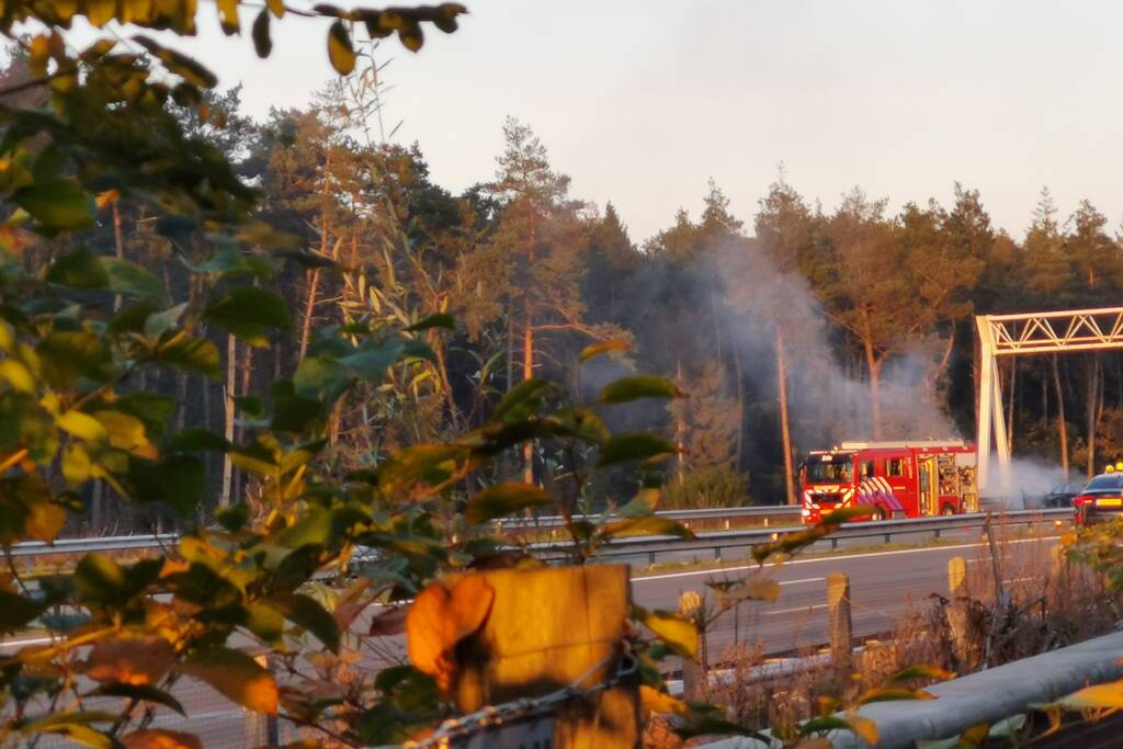 Brandweer blust brand in personenauto op snelweg