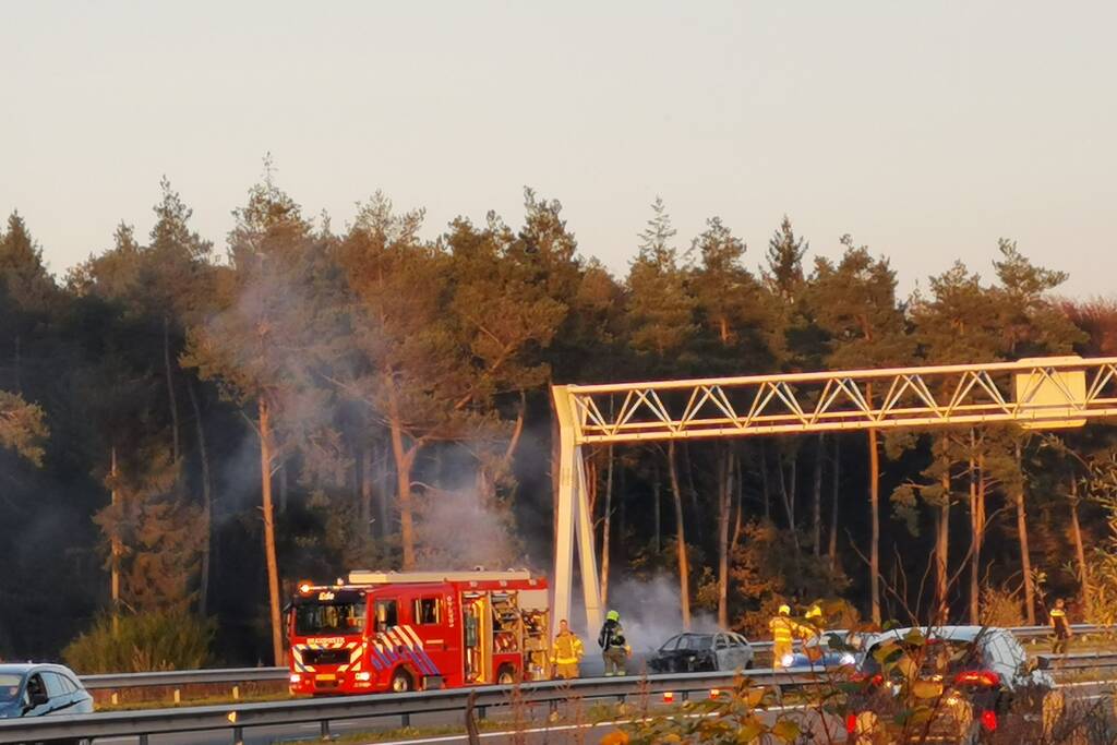 Brandweer blust brand in personenauto op snelweg