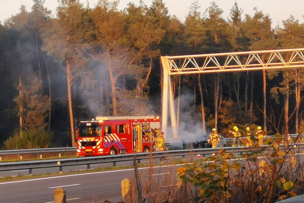 Brandweer blust brand in personenauto op snelweg