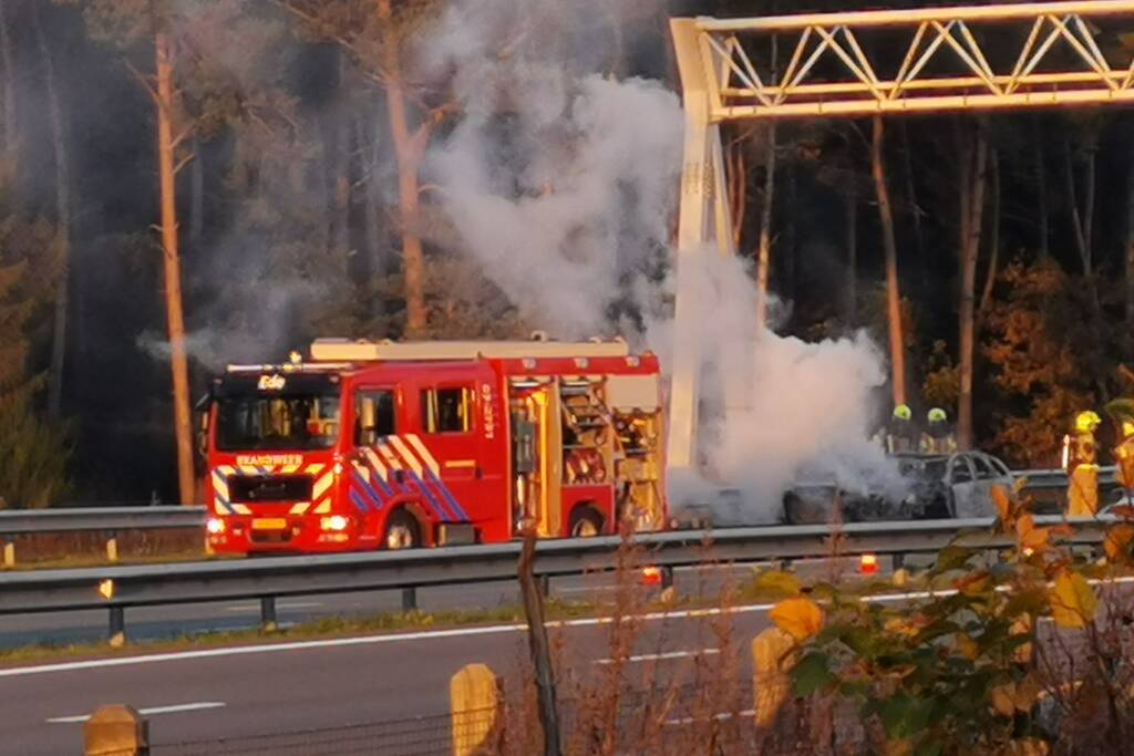 Brandweer blust brand in personenauto op snelweg