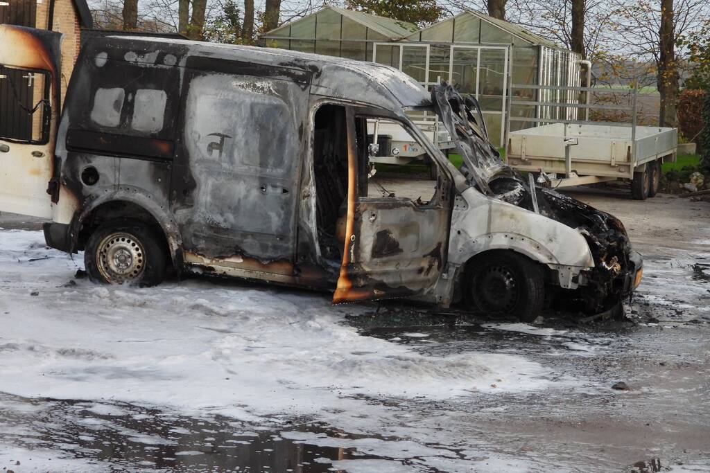 Bestelbus achter boerderij brandt volledig uit