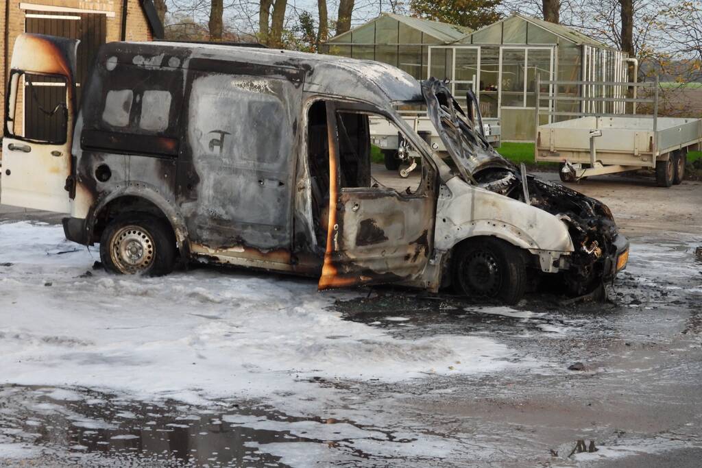 Bestelbus achter boerderij brandt volledig uit