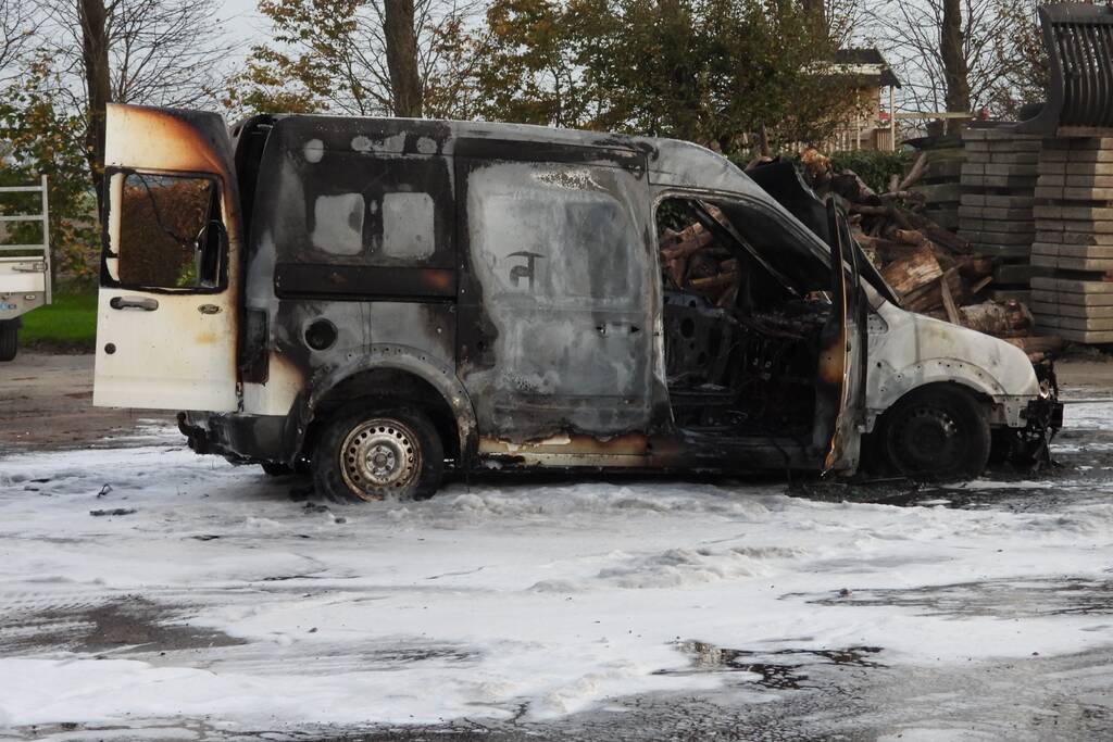 Bestelbus achter boerderij brandt volledig uit
