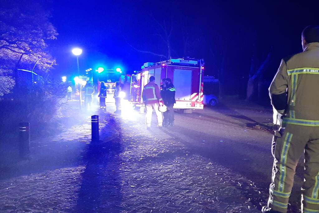 Berg afval in brand achter schoolgebouw