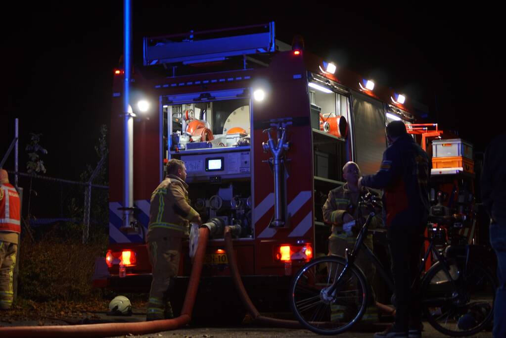 Berg afval in brand achter schoolgebouw